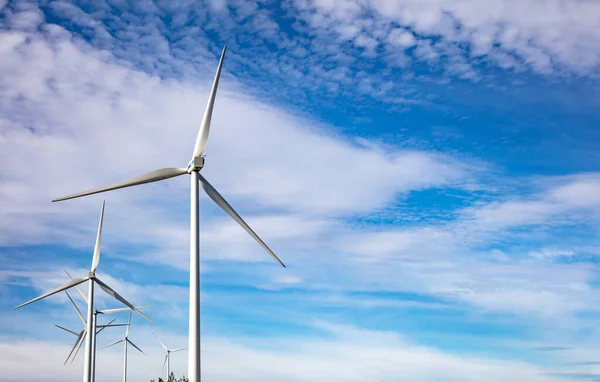 Windräder Vor Blauem Wolkenverhangenem Himmel Windpark Drohnenblick Aus Der Luft — Stockfoto