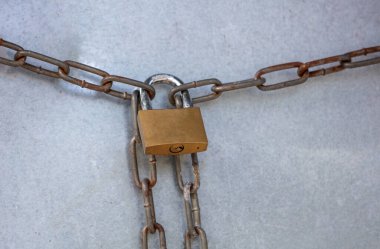 Giriş kapısında zincirli ağır metal asma kilit var. Güvenlik, güvenlik kavramı