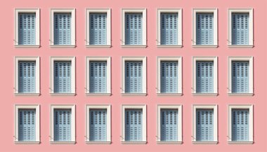 Pencere ahşap panjurları pastel pembe renkli duvar arka planında. Apartman cephesinde süslü çerçeveli mavi Avrupa tarzı kapalı pencereler