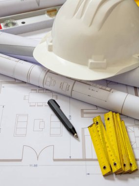 Proje planları ve çizim arkaplanındaki beyaz başlık mühendisliği. Konut projesi inşaatı, mimarlık sitesi konsepti.