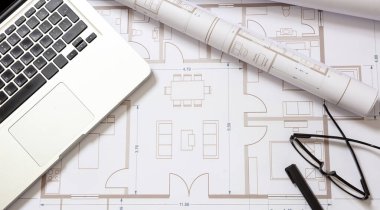 Bina planları ve bilgisayar dizüstü bilgisayarı, kopyalama alanı. Mimar mühendis bürosu masası. Dijital çizimler ve tasarım