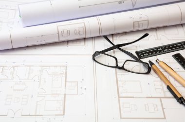 Proje planları ve mimar mühendislik işyeri. Gayrimenkul, konut projesi tasarımı, inşaat alanı ofis kavramı.