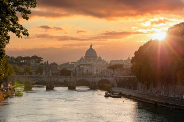 Roma İtalya. Aziz Peter Bazilikası Vatikan 'da Sant Angelo köprüsü ve Tiber nehri üzerinde, bulutlu gökyüzü günbatımında arka planda