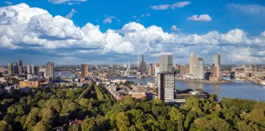 Rotterdam Hollanda şehir manzarası ve Erasmus köprüsü. Euromast kulesinden panoramik manzara, güneşli gün, bulutlu mavi gökyüzü