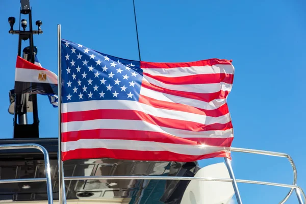 Estados Unidos América Bandeira Acenando Popa Iate Barco Luxo Atracado — Fotografia de Stock