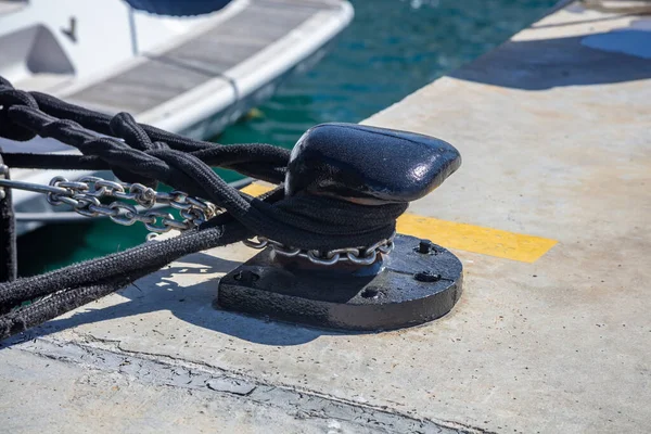 Mooring Rope Bollard Sea Water Yachts Background Boat Heavy Duty — Stock Photo, Image