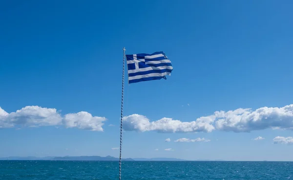 Grecki Symbol Grecka Flaga Maszcie Flagowym Machająca Wietrze Nad Falowaną — Zdjęcie stockowe