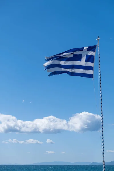 Yunanistan Işareti Bayrak Direğindeki Yunan Bayrağı Dalgalı Deniz Suyunun Üzerinde — Stok fotoğraf