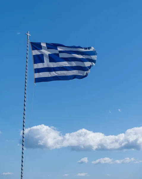 Yunanistan Işareti Bayrak Direğindeki Yunan Bayrağı Rüzgarda Dalgalanıyor Açık Mavi — Stok fotoğraf