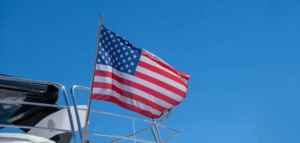 Estados Unidos América Bandeira Acenando Popa Iate Barco Luxo Atracado — Fotografia de Stock