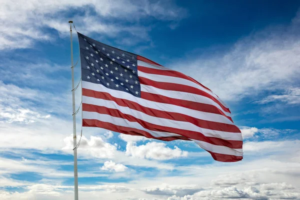 국기가 구름낀 배경에 장대에 흔들고 있습니다 미국의 — 스톡 사진