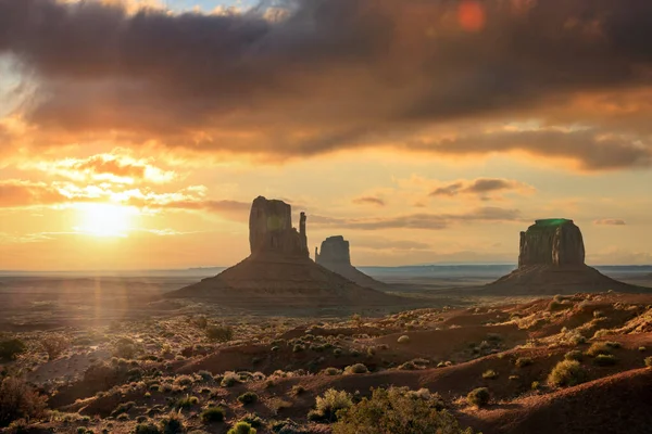 Krajobraz Doliny Pomnika Zachmurzone Niebo Zachodzie Słońca Park Plemienny Navajo — Zdjęcie stockowe