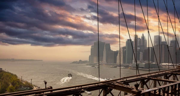 New York City Och Brooklyn Bridge Längs East River Molnig — Stockfoto