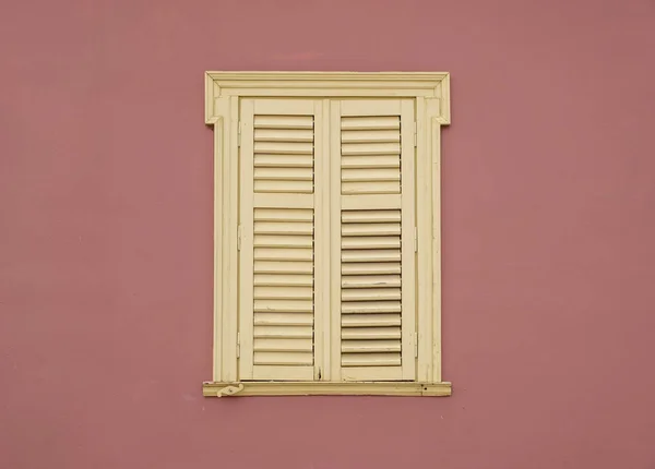 Okno Drewniane Okiennice Brązowym Kolorze Malowane Tło Ściany Żółte Blady — Zdjęcie stockowe