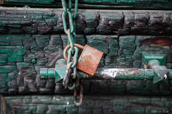 緑の色の木製のドアを閉じる上で南京錠と金属チェーンは 安全な家の入り口を閉じました 伝統的なドアの詳細 プラカアテネギリシャ — ストック写真