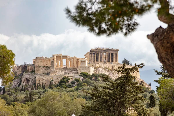 希腊雅典 雅典卫城和帕台农神庙 最高的地标 古希腊的风景是在云天背景下的Philopappos山 — 图库照片