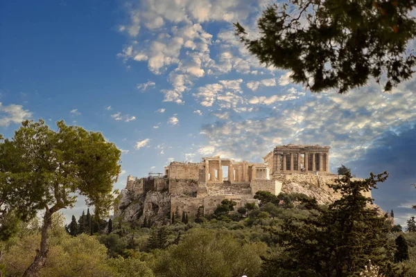 希腊雅典 雅典卫城和帕台农神庙 最高的地标 古希腊的风景从菲洛帕波斯山上看去 蓝天背景 — 图库照片