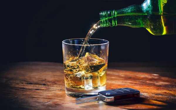 Drinken Rijden Concept Autosleutel Whiskey Glas Fles Een Houten Bar — Stockfoto