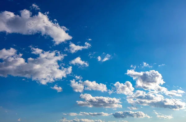 เมฆสะสมป ขาวและส เทาภ เมฆบนพ นหล วแบบอ กษร — ภาพถ่ายสต็อก