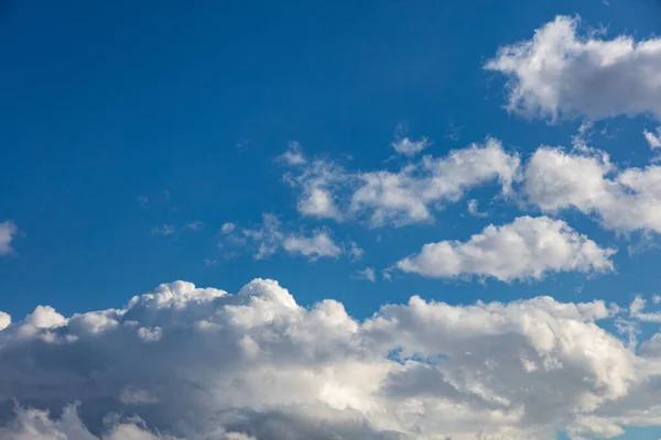 Cloudscape Fundo Céu Azul Nuvens Cúmulos Fofos Cor Branca Cinza — Fotografia de Stock