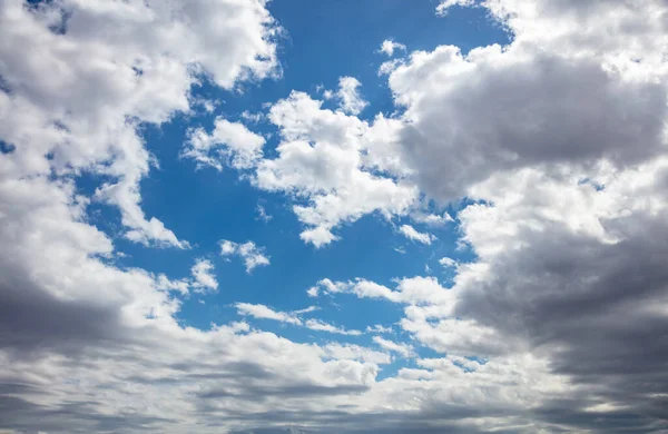 Nuvens Cúmulos Fofos Cor Branca Cinza Paisagem Fundo Céu Azul — Fotografia de Stock