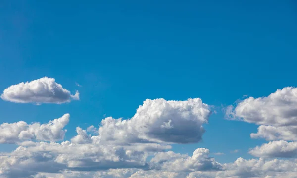 Paisaje Nuboso Sobre Fondo Azul Del Cielo Fluffy Cumulus Nubes — Foto de Stock