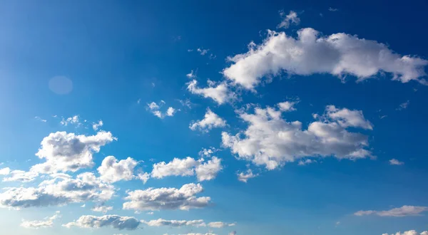 Paisaje Nuboso Sobre Fondo Azul Del Cielo Fluffy Cumulus Nubes — Foto de Stock