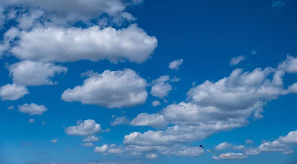 Pipa Tradicional Com Cauda Colorida Livre Fundo Céu Azul Nublado — Fotografia de Stock