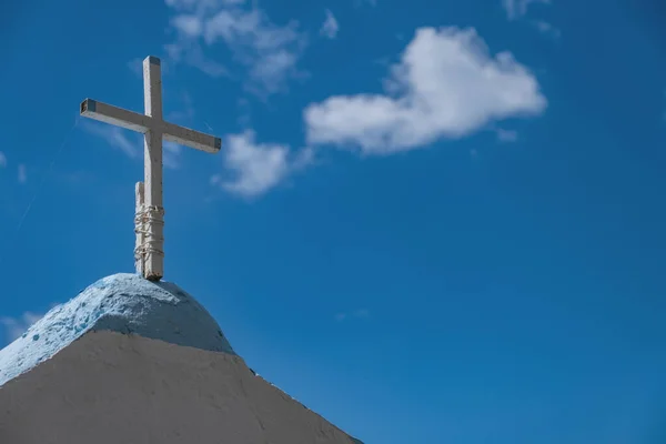 Conceito Religião Cristã Branco Quebrado Metal Enferrujado Cruz Velha Amarrada — Fotografia de Stock