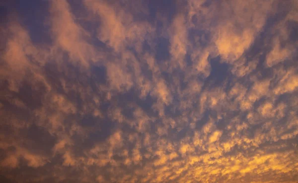 Concepto Cielo Nublado Ardiente Rayos Sol Través Pesado Azul Oscuro —  Fotos de Stock