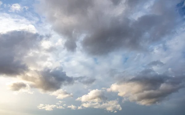 Nuvens Escuras Fofas Fundo Céu Azul Conceito Cumulus Heaven Cloudscape — Fotografia de Stock