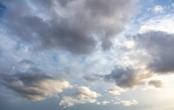 Conceito Cloudscape Nuvens Brilhantes Coloridas Fofas Céu Azul Como Fundo — Fotografia de Stock