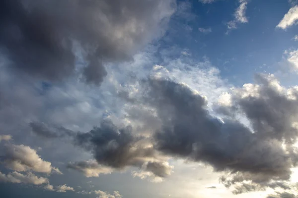 Conceito Nublado Nuvens Fortes Escuras Chuvosas Céu Azul Espaço Fundo — Fotografia de Stock