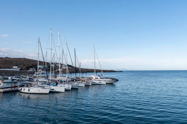 Řecko Ostrov Kythnos Května2021 Plachetnice Jachty Zakotvené Přístavu Vesnice Loutra — Stock fotografie