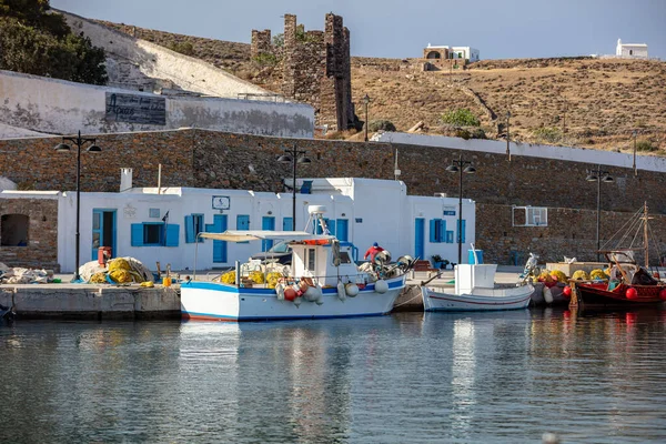 凯斯诺斯岛2021年5月15日 一大早停泊在Kithnos Loutra Cycladic村港口的渔船 木制传统拖网渔船 — 图库照片