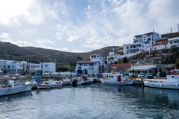 凯斯诺斯岛2021年5月15日 停泊在Kithnos Loutra Cycladic村港口的渔船 木制传统拖网渔船 蓝天多云 — 图库照片
