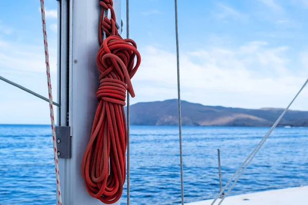 Festmacherleinen Auf Dem Segelboot Verschwimmen Die Meereslandschaft Rote Farbe Yachtseil — Stockfoto