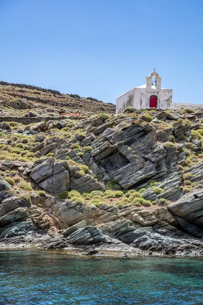 Pequena Igreja Ilha Kythnos Cíclades Grécia Branco Lavado Paredes Desbotadas — Fotografia de Stock