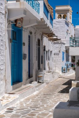 Yunanistan, Kimolos Adası. 18 Mayıs 2021. Geleneksel Yunan mimarisi, öğleyin Chora Köyü 'nde beyazlatılmış binalar ve dar kaldırımlı caddeler. Güneşli gün, açık mavi gökyüzü