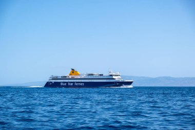 Kythnos Adası, Cyclades, Yunanistan. 27 Mayıs 2021. Varış noktası Yunan Kithnos olan sonsuz mavi Ege deniz arka planında feribot, güneşli bir gün. Yaz tatili dinlenme turizmi.