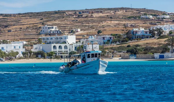 Cyclades Koufonisi岛 2021年5月23日 渔船驶出港口 沙滩和传统乡村背景 阳光灿烂 暑假旅游目的地 — 图库照片