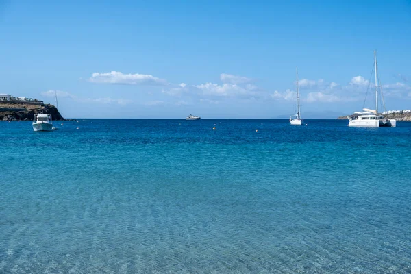 Insel Mykonos Kykladen Griechenland Ornos Sandstrand Sommerferienkonzept Segelboote Und Yachten — Stockfoto