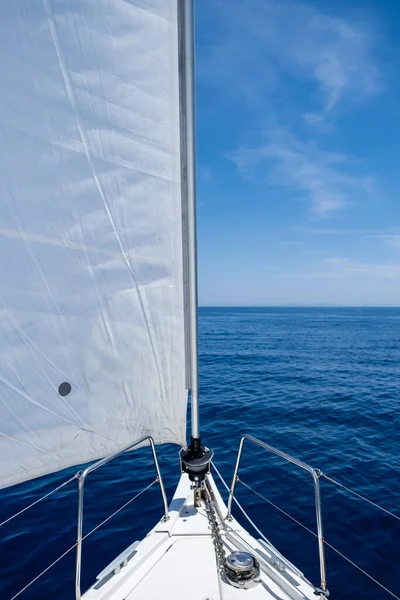 Sloop Branco Fraudado Iate Navegando Mar Calmo Aberto Fundo Céu — Fotografia de Stock