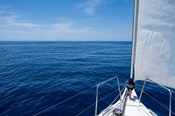 White Sloop Rigged Yacht Sailing Open Calm Ocean Blue Sky — Foto de Stock