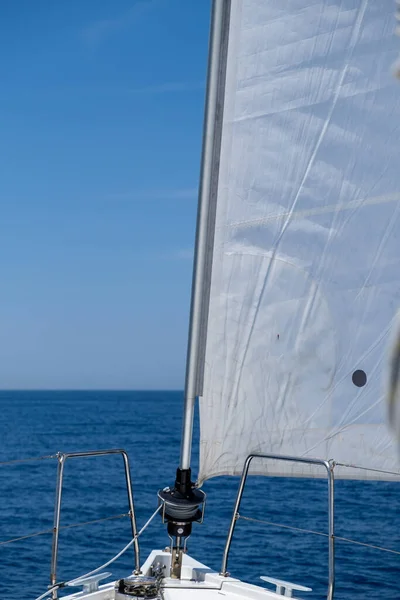 Белый Шлюп Оборудованная Яхта Парусный Открытом Спокойном Океане Синий Фон — стоковое фото