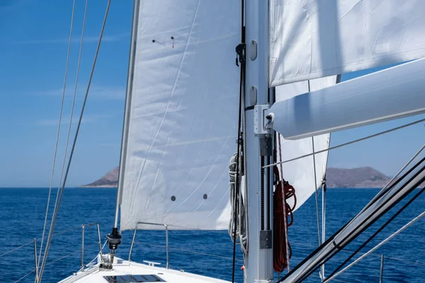 Weiße Schaluppe Getakelte Jacht Segelt Offenen Ruhigen Ozean Blauer Himmel — Stockfoto