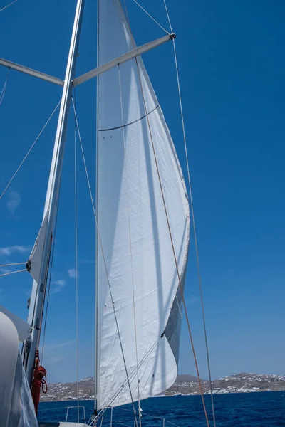 白いスループは オープン穏やかな海 青い空の背景 晴れた日にヨットのセーリングを装備した 帆船のデッキ マスト 帆を間近で見ることができます エーゲ海航海 ギリシャのキクラデス諸島の夏休み — ストック写真