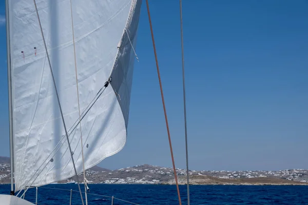 White Sloop Rigged Yacht Sailing Open Calm Ocean Blue Sky — Fotografia de Stock