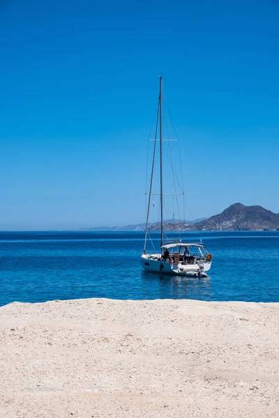 Sailboat Anchored Sarakiniko Milos Island Greece White Chalky Rock Empty — Stock fotografie