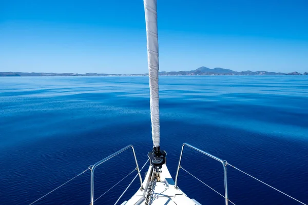 Weiße Segelboot Vorderdeck Teil Ruhigem Ozean Kein Wind Blauer Himmel — Stockfoto